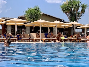 2 piscinas externas, guarda-sóis, espreguiçadeiras