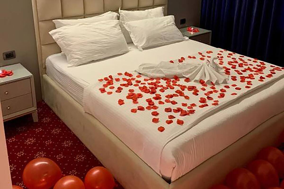 Quarto casal standard | Roupas de cama antialérgicas, escrivaninha