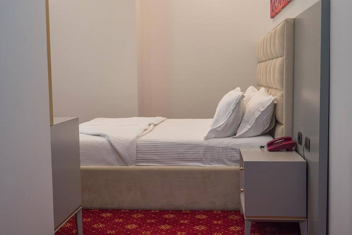 Quarto casal, sacada | Roupas de cama antialérgicas, escrivaninha