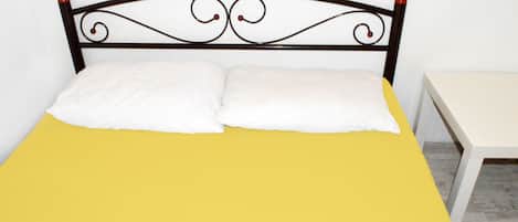 Chambre économique double | Accès au Wi-Fi (inclus), literie fournie
