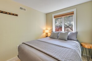 2 bedrooms, iron/ironing board, travel cot, Internet - Cozy Ashford Home - 5 Mi to Rainier Nat'l Park! (Ashford)