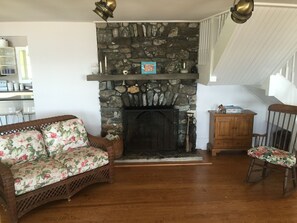 Televisión y chimenea 