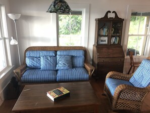 Een televisie en een open haard