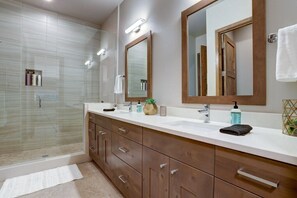 Badewanne, Haartrockner, Handtücher