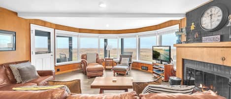 Téléviseur, foyer, lecteur de DVD, table de baby-foot