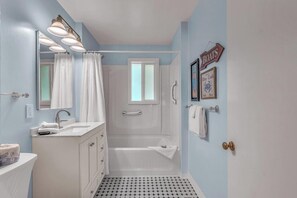 Combined shower/bathtub, towels