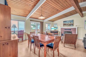 Dining - Breaking Waves Ocean View Retreat (Depoe Bay)