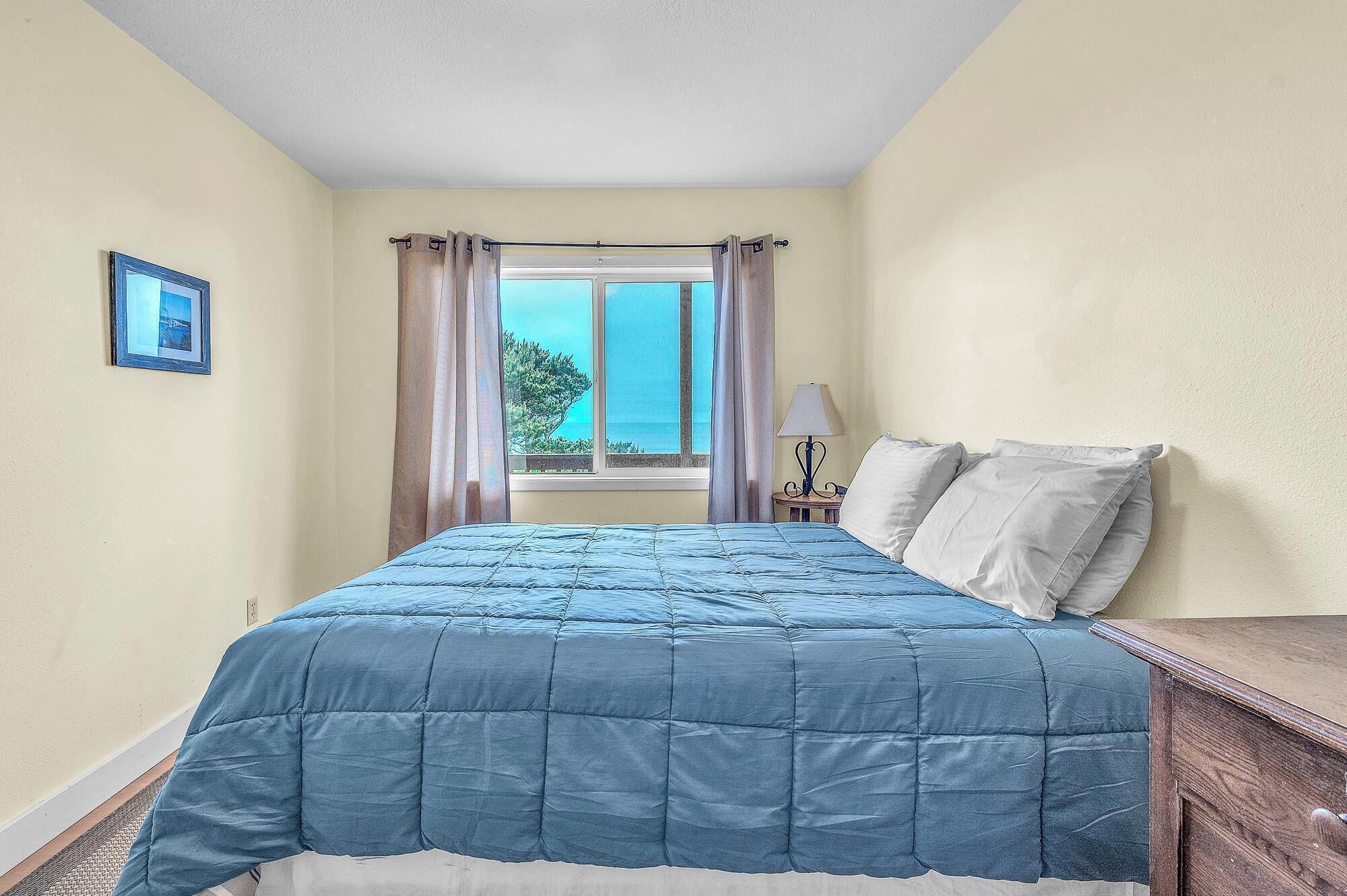 4 室のベッドルーム、WiFi (無料)、ベッドシーツ