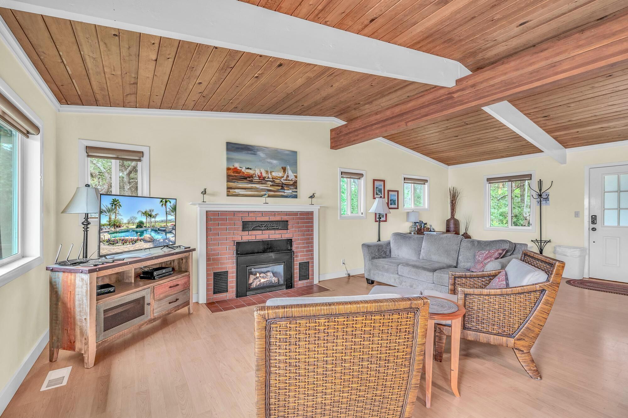 スマートテレビ、暖炉、DVD プレーヤー、 書庫