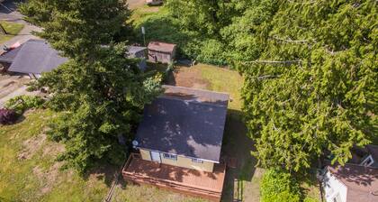 Super cute lake view pet friendly cottage, large deck, beach access close by