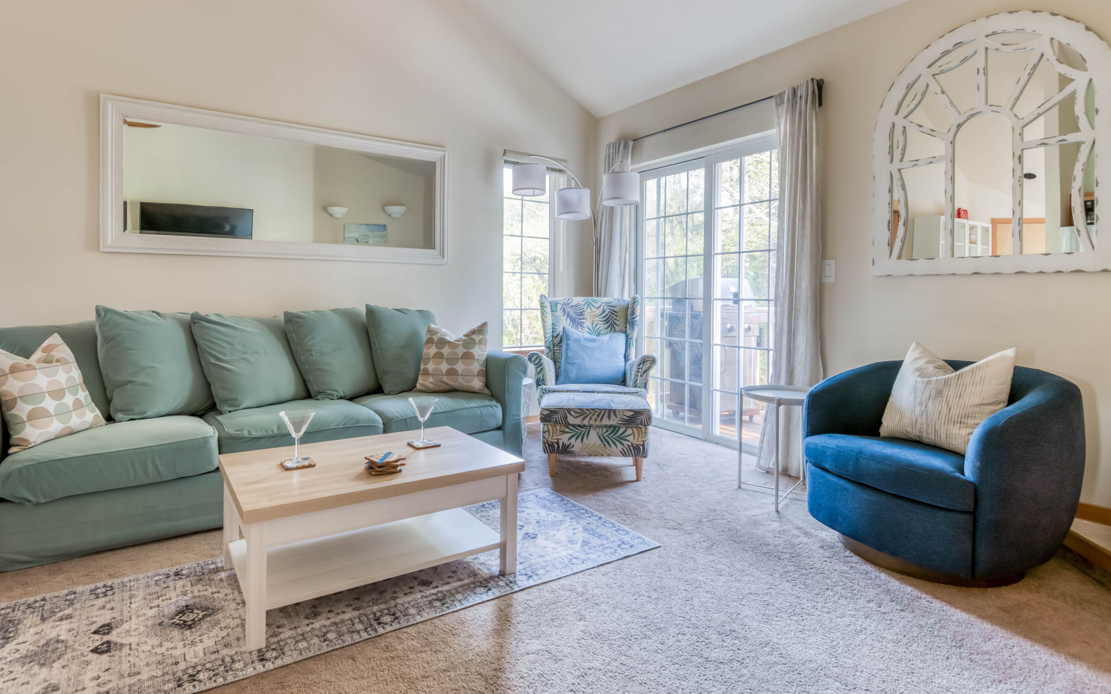 Perfect Getaway-Across the street from the Beach-Pet Friendly-Close to Town-Deck