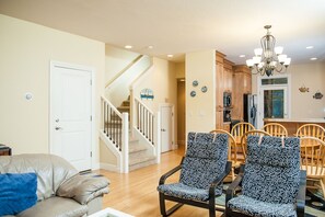 Een televisie, een open haard, een dvd-speler en boeken