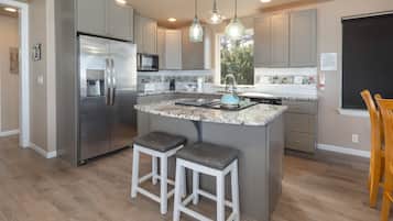 Refrigerador, microondas, horno, placa de cocina