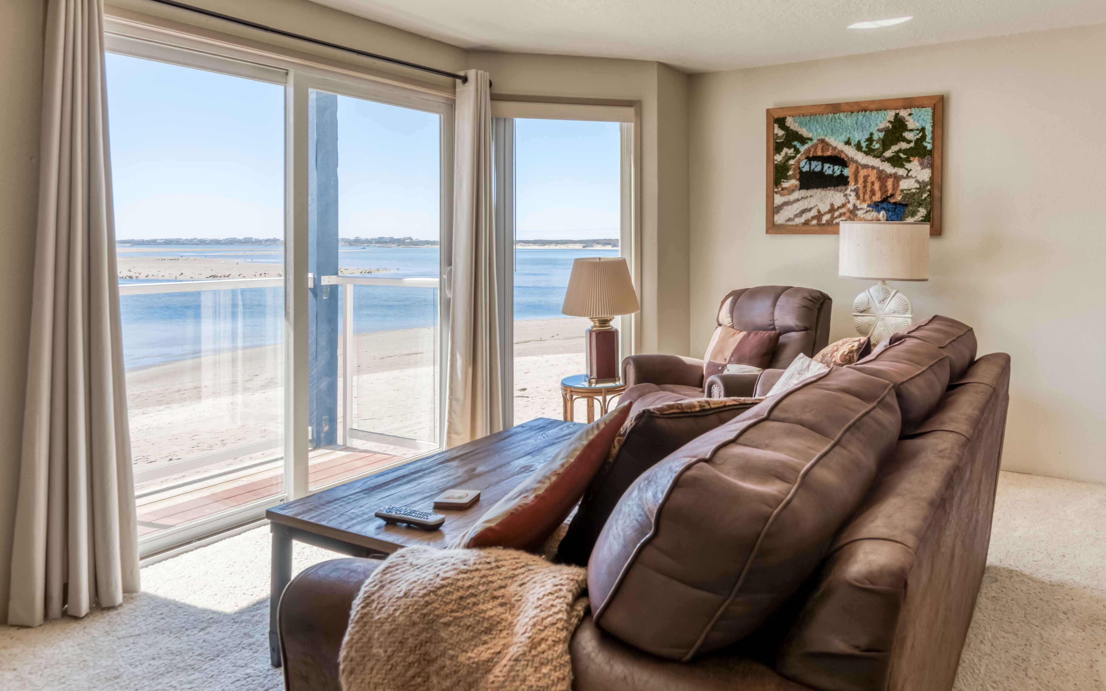 Een televisie, een open haard en boeken