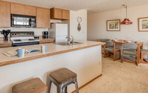 冷蔵庫、電子レンジ、オーブン、コンロ