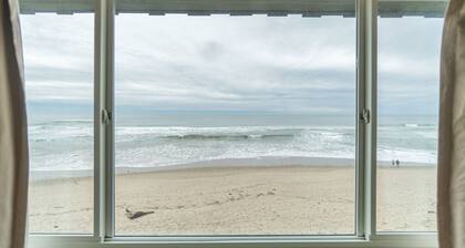 Oceanfront condo located in the heart of Lincoln City with a swimming pool!