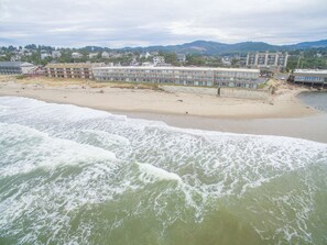 On the beach - Oceanfront condo located in the heart of Lincoln City with a swimming pool! (Lincoln City)