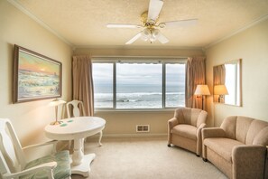 Interior - Oceanfront condo located in the heart of Lincoln City with a swimming pool! (Lincoln City)