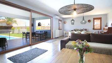 Deluxe-huvila, 4 makuuhuonetta, yksityinen uima-allas | Oleskelualue | Älytelevisio