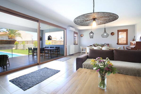 Deluxe-huvila, 4 makuuhuonetta, yksityinen uima-allas | Oleskelualue | Älytelevisio