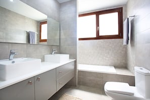 Villa Deluxe, 4 chambres, piscine privée | Salle de bain
