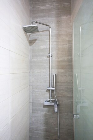 Villa Deluxe, 4 chambres, piscine privée | Douche de la salle de bain