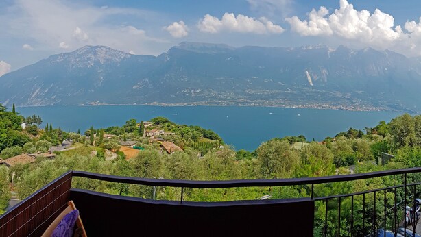Un balcon avec vue sur un lac et des montagnes.