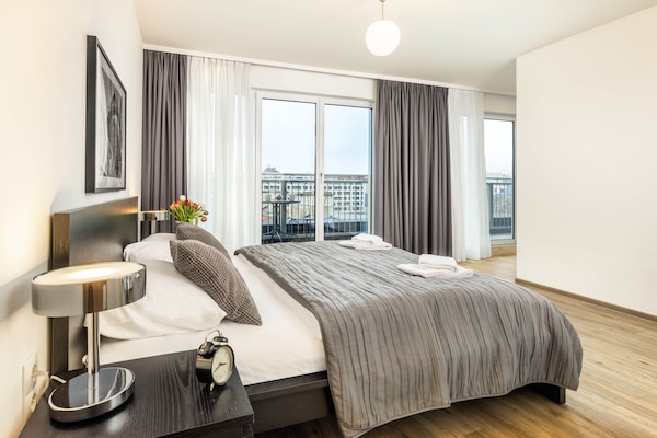 Suíte, 2 quartos, sacada | Cofres nos quartos, ferros/tábuas de passar roupa, Wi-Fi de cortesia