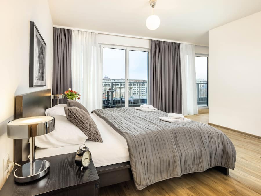 Suite, 2 slaapkamers, balkon | Een kluis op de kamer, een strijkplank/strijkijzer, gratis wifi