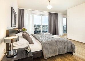 Suite, 2 chambres, balcon | Coffre-fort, fer et planche à repasser, accès au Wi-Fi (inclus)