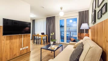 Suite, 1 habitación, balcón (50m2) | Zona de estar | Una televisión de pantalla plana, suelo radiante