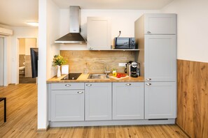 Suite, 1 chambre (50m2) | Cuisine privée | Réfrigérateur grande capacité avec congélateur, four à micro-ondes