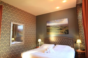 Suite Gallery, 1 cama de matrimonio grande con sofá cama, 2 baños, vistas a la ciudad | Sistema de insonorización, ropa de cama, accesible en silla de ruedas