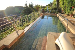 Una piscina al aire libre de temporada