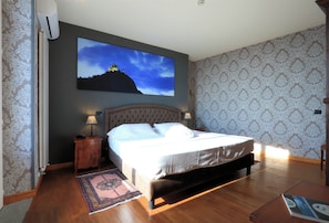 Suite romantique, 1 chambre, balcon, vue sur la vallée | Système d’insonorisation, literie fournie
