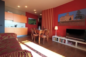 Suite exclusive, 1 chambre, terrasse, vue sur la vallée | Aire de séjour | Téléviseur à écran plat