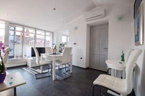 Apartment, 2 Schlafzimmer (Four Tower) | Wohnbereich