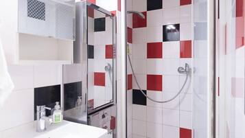 Dusche, Haartrockner, Handtücher