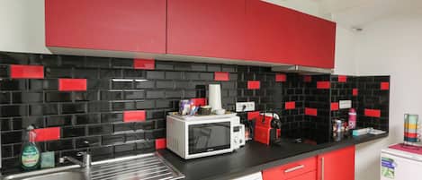 Køleskab, mikrobølgeovn, opvaskemaskine, kaffe-/temaskine