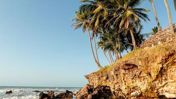 En la playa y playa de arena blanca