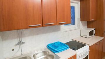 Apartment, 3 Bedrooms (2) | Private kitchen | Fridge, stovetop, cookware/dishes/utensils