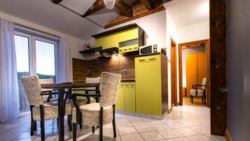 Apartment, Sea View (4) | Private kitchenette | Fridge, stovetop, cookware/dishes/utensils