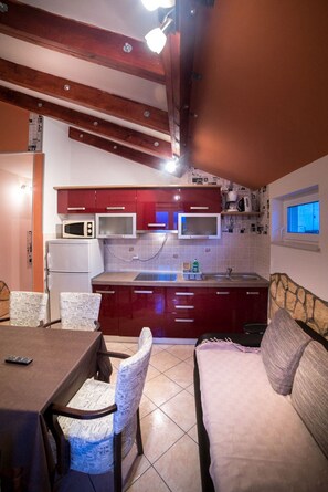 Apartamento, 2 habitaciones (3) | Cocina básica privada | Frigorífico, placa de cocina y utensilios de cocina