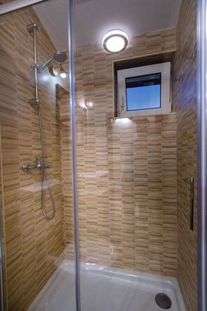 Appartement, vue sur la mer (4) | Salle de bain | Douche, séchoir à cheveux, serviettes fournies