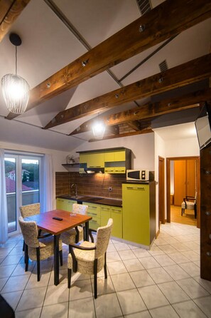 Apartment, Sea View (4) | Private kitchenette | Fridge, stovetop, cookware/dishes/utensils - Apartment Sanic Rab (Lopar)