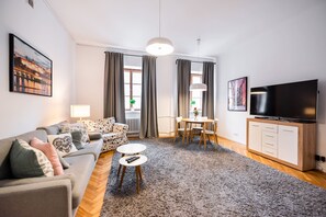 Apartemen | Ruang keluarga | TV layar datar