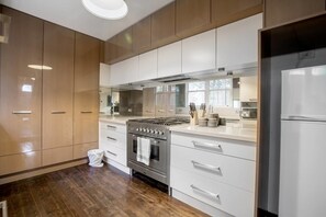 Geladeira, micro-ondas, fogão, cooktop