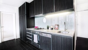 Apartment (2 Bedrooms) | Private kitchen | Fridge, microwave, oven, dishwasher - 27 Docklands (Docklands)