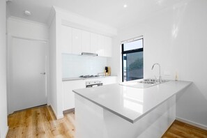 Refrigerador, microondas, horno, placa de cocina