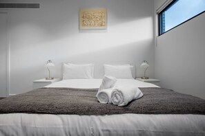 3 bedrooms, iron/ironing board, bed sheets